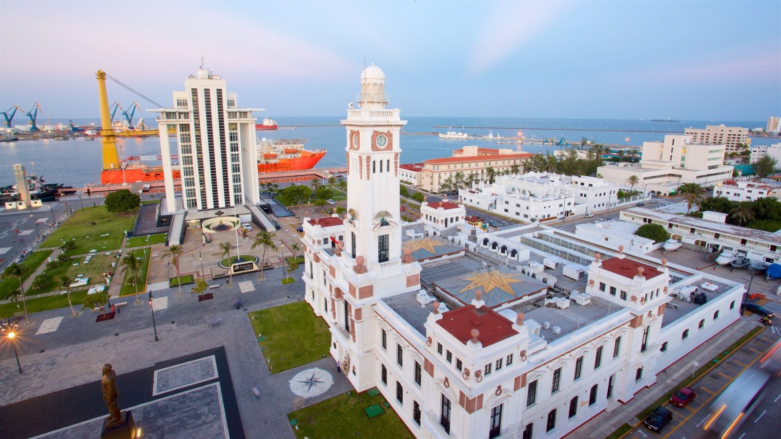 Malecón & Faro Carranza